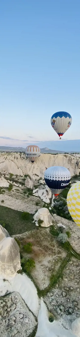 Heissluftballons über dem Gebirge